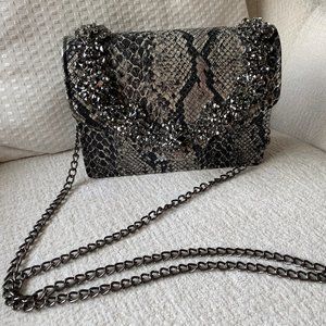 Sac soirée, chaine et ornements bijoux